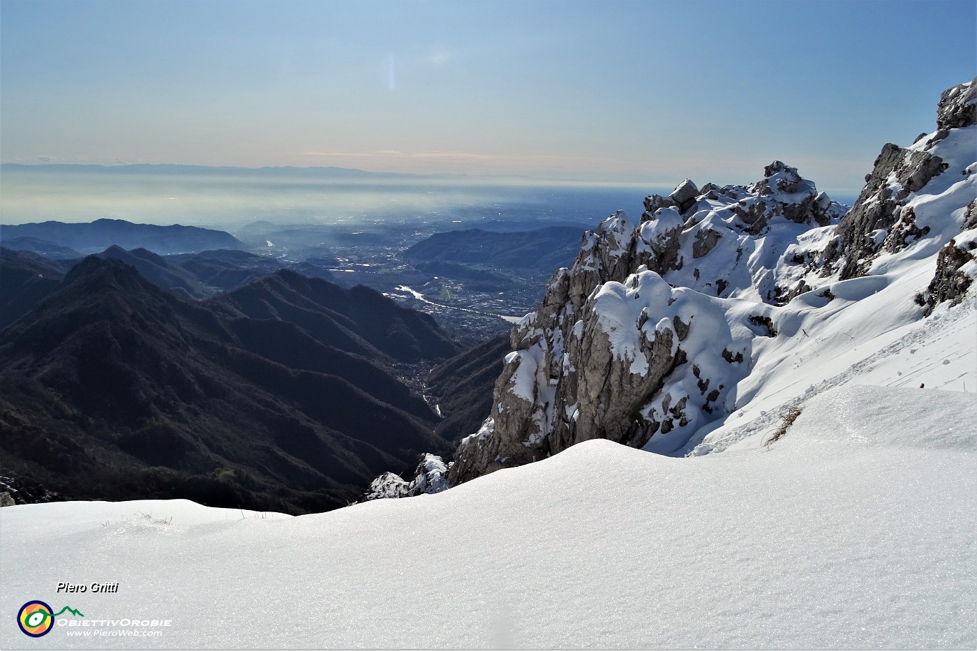 55 Vista sulla valle di Erve e verso la pianura con l'Adda lucente al sole.JPG
